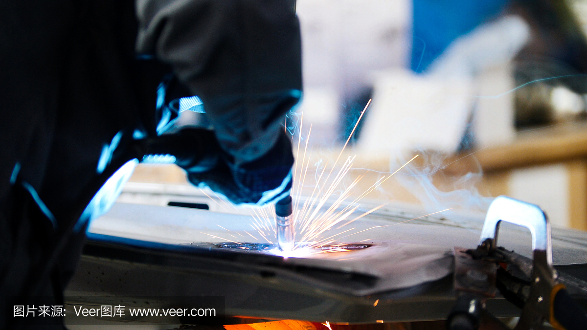 焊接行业:工人修理细节在汽车服务,近距离